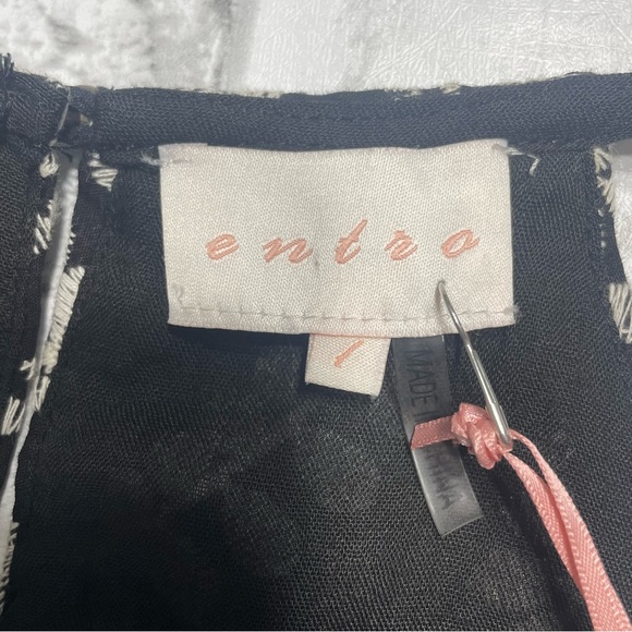 Entro Black and White Dress 100%cotton. Floral embroidered. New. Size L. Scallop - Picture 6 of 10